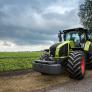 Un tractor remolca un UH-60 Black Hawk por las carreteras de España y los expertos se fijan en el currículum del tractor