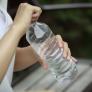 Un experto habla alto y claro sobre el agua embotellada de mineralización débil: "Debería estar prohibida"