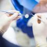 Un pueblo sin médicos averigua que un dentista quiere instalarse en sus calles y se ve obligado a salir corriendo