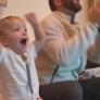 Un bebé celebra el gol equivocado y su reacción conquista las redes sociales