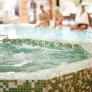 Prueba el jacuzzi del Airbnb y sale llena de erupciones por todo el cuerpo: "Es un caldo de cultivo para las bacterias"