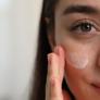 Un dermatólogo pide reducir los productos de belleza y quedarse con solo estos tres para tener tu piel perfecta