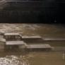 El irreconocible río Manzanares circula caudaloso por Madrid con amenaza de desbordamiento