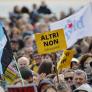 La lluvia no evita una masiva protesta por tierra y mar contra Altri y la mina de Touro