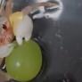 Las adorables imágenes de un diminuto cangrejo disfrutando una uva