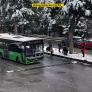Unos niños tiran bolas de nieve a un autobús y la reacción del chófer es de lo más inesperada