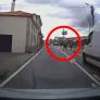 Adelanta en línea continua y lo que se encuentra de frente hace que se arrepienta