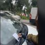 Le dejan este papel en su coche y su reacción es así de rotunda: pide que todo el mundo haga lo mismo