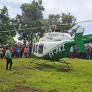 Se agarra a un helicóptero que empieza a volar y la policía no duda qué hacer con él