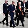 El príncipe Guillermo va en traje azul, que no negro, al funeral del papa pero no se salta el protocolo