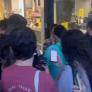 Decenas de personas se agrupan frente a un supermercado cerrado para conectarse al WiFi durante el apagón