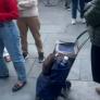 Los vecinos de Madrid se congregan para escuchar la radio en plena calle ante la incertidumbre por el apagón