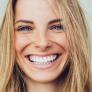 Estas tiras blanqueadoras para dientes arrasan en Amazon y también en TikTok