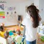 La guardería da a la niña unos guantes, la madre se horroriza al quitárselos y la respuesta del director es inquietante