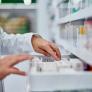 Va a trabajar durante 25 años a la farmacia, le despiden y se entera que su jefa nunca ha pagado las cotizaciones: "Ahora me toca trabajar con 78 años"