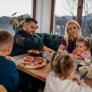 Unos padres se pegan un festín con sus tres hijos menores y realizan la gran estafa al restaurante: "Es un plan perfecto en época de fiestas"
