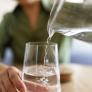 Ni 2 ni 3 litros: un nuevo estudio sube el consumo recomendado de agua al día para todos los grupos de edad
