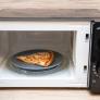 Ni en el microondas ni en el horno: sentencian de una vez por todas cuál es la mejor manera para recalentar la pizza