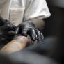 Acude a hacerse un tatuaje, paga con 50 euros falsos y el tatuador le tiende la trampa que le obliga a volver a pagar su deuda
