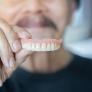 Los científicos hallan una importante conexión entre las dentaduras postizas y la salud mental de personas mayores