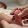 Una madre chilla al ver a su hijo recién nacido y el médico no espera ni un segundo para sacar el bisturí: "Voy a arreglar este error"