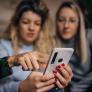 La jefa de la empresa entra sin permiso al grupo de WhatsApp de sus empleadas, copia los mensajes y se forma un revuelo de miles de euros y penas de prisión
