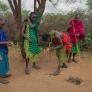 Se enamora de un hombre masai, descubre sus condiciones de vida y hechiza a la aldea con su increíble gesto