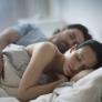 Un experto del sueño explica por qué no deberíamos dormir abrazados a nuestra pareja toda la noche