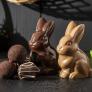 Muerde las orejas del famoso conejo de chocolate, siente una textura extraña y solo puede llorar: "Tuve que poner el flash del móvil"