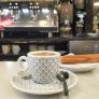 Bares españoles cobran el café según el tiempo que tardas en beberlo y una experta jurídica sorprende sobre su legalidad