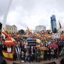 Miles de personas se manifiestan en la plaza de Colón para pedir la dimisión de Pedro Sánchez
