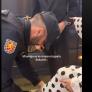 Se le rompe el zapato en plena Feria de Abril y la solución del policía supera el millón de visitas