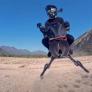 Prueban la motocicleta voladora que alcanza los 200 km por hora y ya la comparan con el legendario vehículo de Star Wars