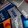 Muchos permiten a los vendedores de las tiendas hacer este gesto sin saber que le acaban de ceder el control de su dinero