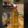 Llega a España, ve la clásica botella de vinagre y lo que tiene que hacer para abrirla enternece a una multitud