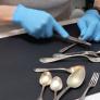 Acude al tasador con unos tenedores de plata de sus padres y tras confirmar que tiene un tesoro teme que haya engaño
