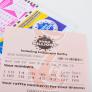 Una pareja gana 78 millones de euros en la lotería, todo apunta a final feliz pero un mensaje del chico lo descoloca todo