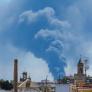 Piden a los vecinos de Alcalá (Sevilla) que se confinen tras un incendio en una nave de productos químicos