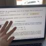 Encuentra un mensaje oculto del profesor en un trabajo y deja una reflexión que crea controversia