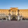 Las tuberías del palacio de Buckingham amenazan con causar un desastre y Carlos III prohíbe el uso de dos productos ancestrales