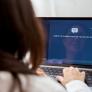 Giro radical en la empresa que alardeaba de despedir empleados porque la inteligencia artificial podía hacer su trabajo