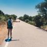 Una estadounidense viaja a Portugal, intenta hacer autostop para llegar a su alojamiento y los comentarios sólo muestran indignación