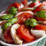 El trucazo de chef para hacer el mejor aliño de ensalada con lo que muchos tiran por el fregadero