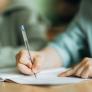 Un alumno acude a un examen, no se sabe la respuesta y lo que hace es una obra maestra del mal: dejó roto al profesor