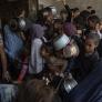 Los camiones con ayuda empiezan a repartir harina en las panaderías de Gaza