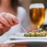 Pide unas bebidas y unas aceitunas en un bar y cuando llega la cuenta se lleva el sorpresón de su vida