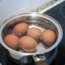 El trucazo para evitar que se abran los huevos: sólo necesitas un pequeño utensilio para hervirlos sin riesgo