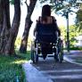De moverse en silla de ruedas a caminar: el tratamiento experimental que ha cambiado la vida de una joven con ELA