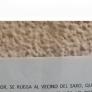Cuelga este cartel quejándose del "vecino del saxo" y lo que escribe en él es para ponerlo en un museo