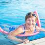 Un simple churro de piscina se puede convertir en la mejor herramienta para mantener la cocina ordenada con este truco